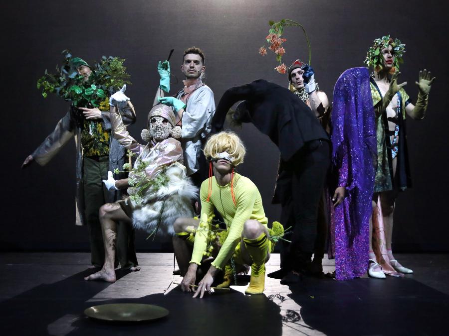 (8: METAMORPHOSIS © Anja Beutler, met Felix Schellekens, Timo Tembuyser, Arnout Lems, Rob Polmann, Dominic Krämer, Sebastian Pedersen, Frank Rosaly, Christian Guerematchi)
